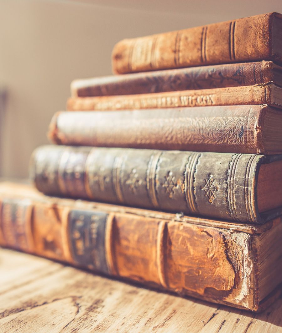Стос старовинних книг у шкіряних палітурках